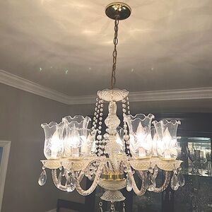 I’m selling a chandelier, great light fixture for a dining room.